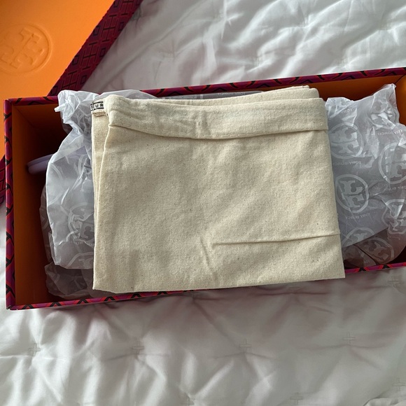 NWT lavender Tory Burch flip flops - Picture 4 of 5